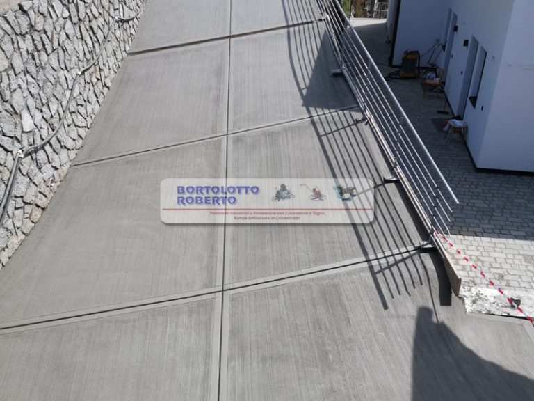 Realizzazione Rampa Antiscivolo Rigata / Pettinata Esterna - Bortolotto Roberto - rutschfester Betonrampen und Betonbodenbelag - Betonboeden / Zementboeden / Betonböden / BetonrampenRealisierung - Pavimenti industriali ad alte prestazioni con/senza colorazione -Rampe antiscivolo e scale in cemento, calcestruzzo - CLS - per aziende privati ed enti pubblici - realizzazione Bortolotto Roberto