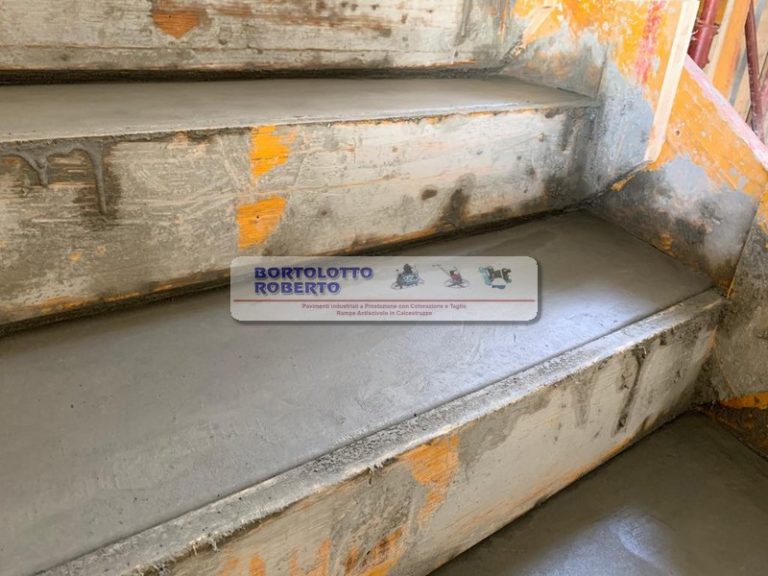 Realizzazione Rampa e PavimeRealizzazione Scale in Cemento Bortolotto Roberto - Pavimenti industriali ad alte prestazioni con/senza colorazione -Rampe antiscivolo e scale in cemento, calcestruzzo - CLS - per aziende privati ed enti pubblici - realizzazione Bortolotto Roberto