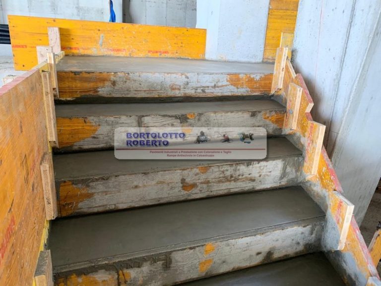 Posa e Realizzazione Scale in Cemento Bortolotto - Bodenverlegearbeiten -Beton Treppen Relisierung - Pavimenti industriali ad alte prestazioni con/senza colorazione -Rampe antiscivolo e scale in cemento, calcestruzzo - CLS - per aziende privati ed enti pubblici - realizzazione Bortolotto Roberto