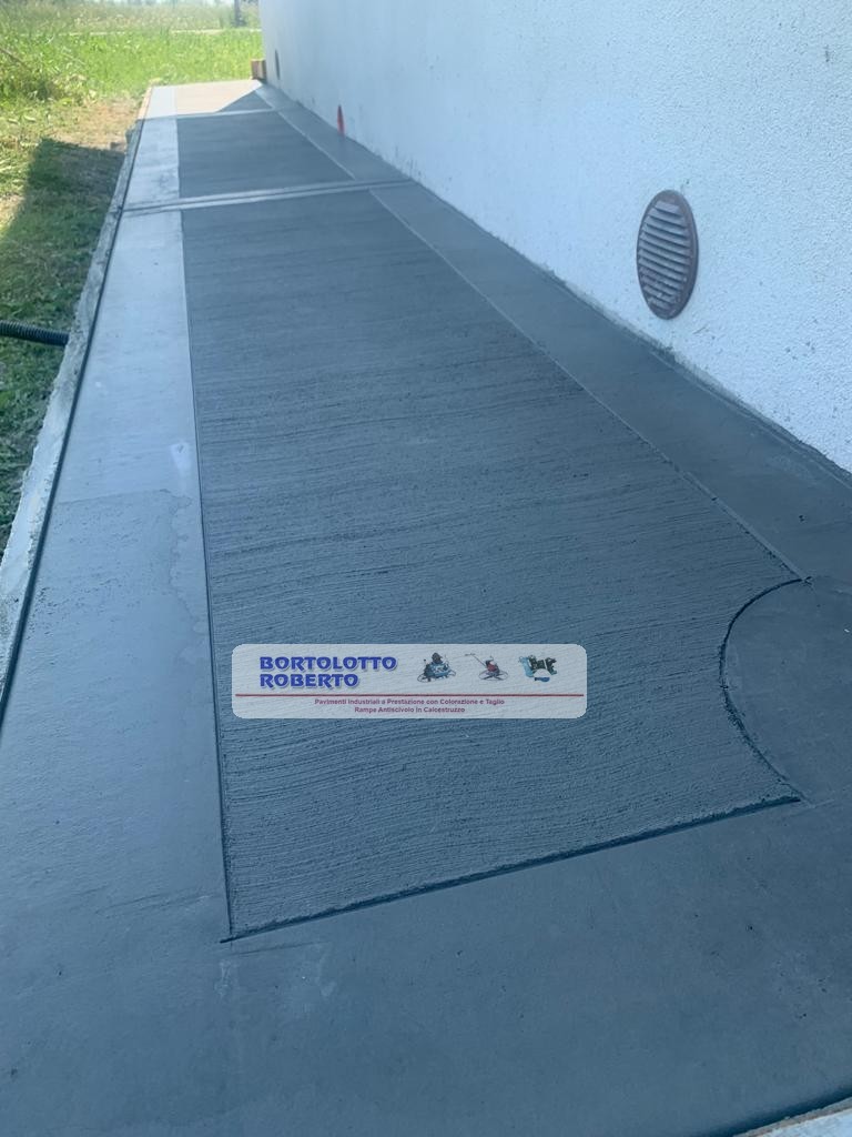 rampa marciapiedi antiscivolo in cemento realizzazione Bortolotto Roberto